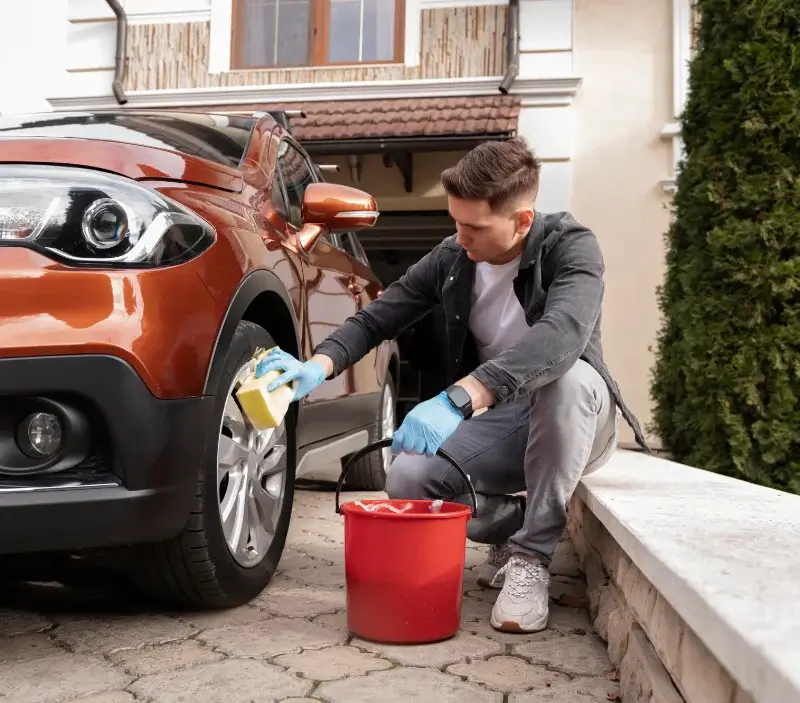 Lavage auto à domicile Dollon : professionnel intervenant sur un véhicule